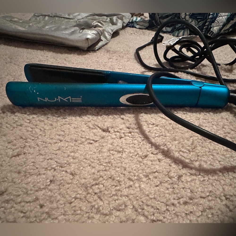 NUME straightener with hot surface to lay it on and store it in